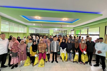 Pengurus dan Guru Mujahidin Berikan Santunan Kepada Dhuafa
